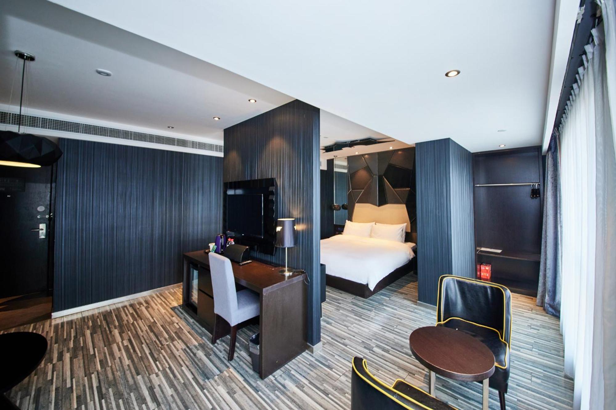 Orange Hongkou Football Stadium Branch 3*